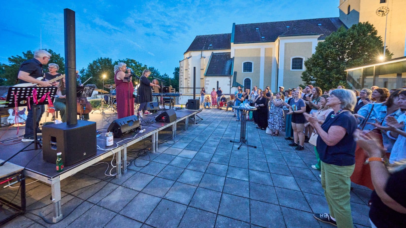 Abendstimmung vor der Kirche