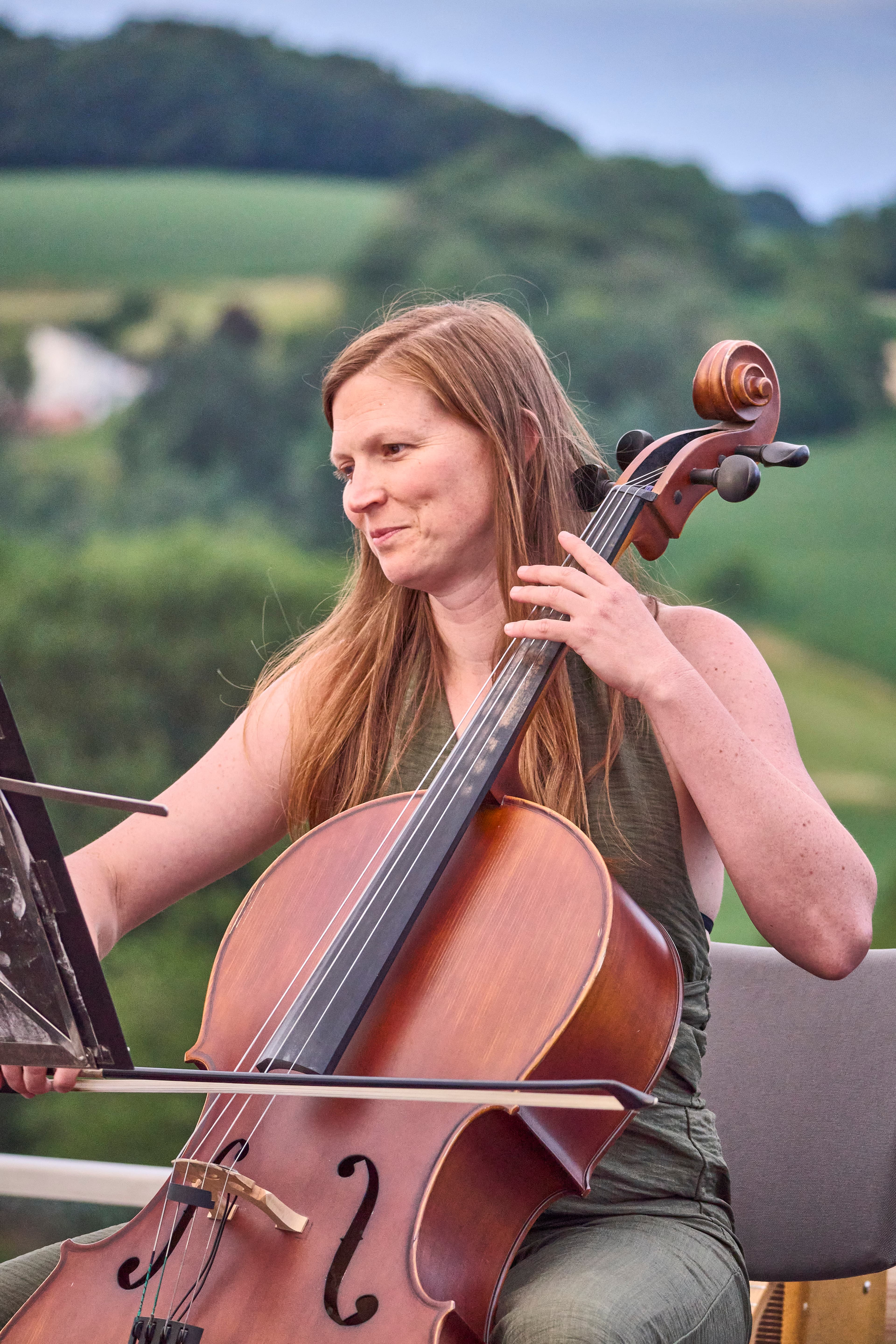 Lisa Auer spielt Cello bei einem Open-Air-Auftritt